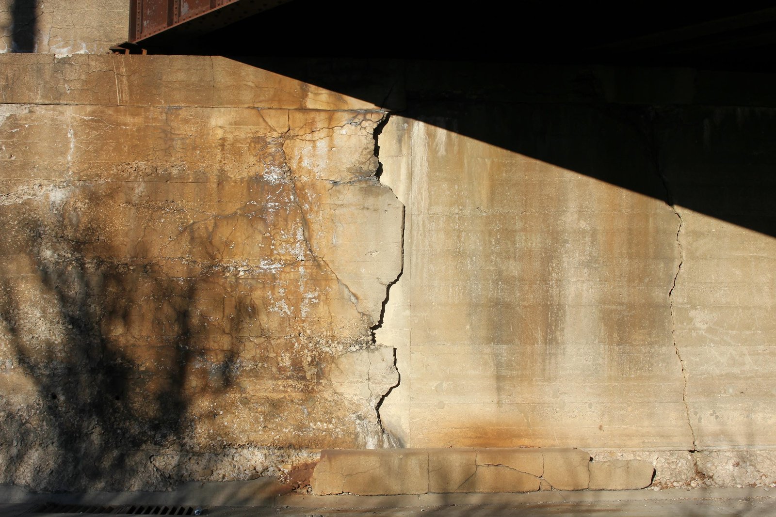 Joints on north abutment
